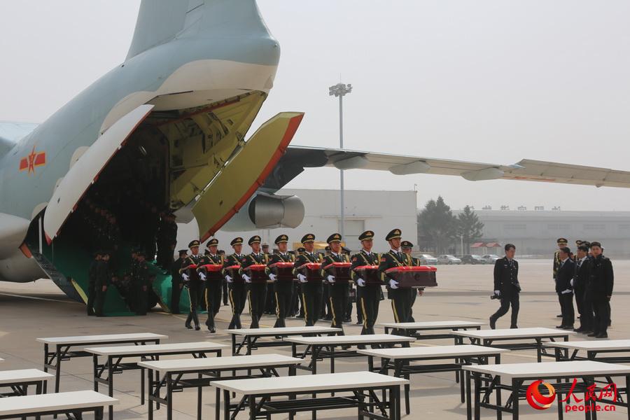 第三批在韓志愿軍烈士遺骸回國 殲-11戰機護航
