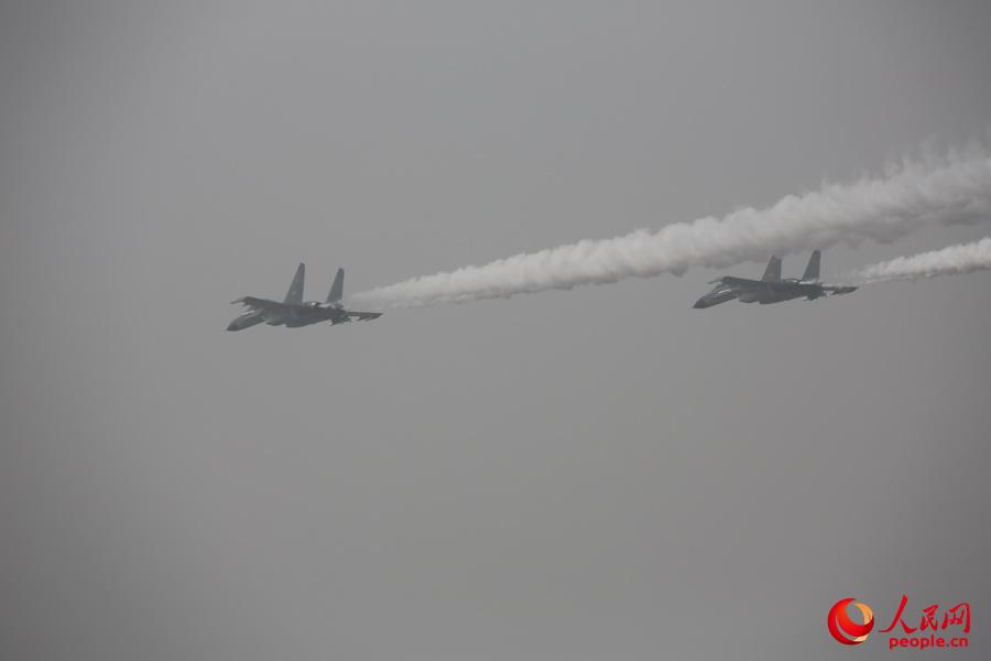第三批在韓志愿軍烈士遺骸回國 殲-11戰機護航