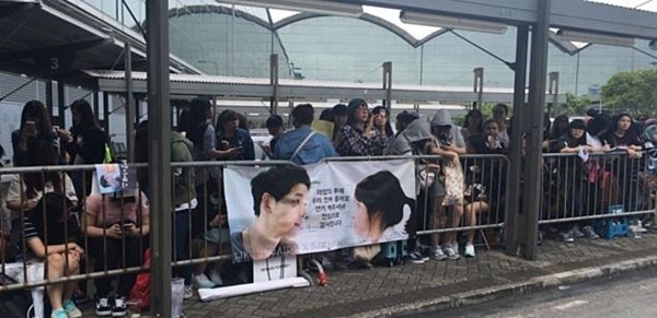 宋仲基宋慧喬一同現身香港機場 獲大批粉絲接機【組圖】