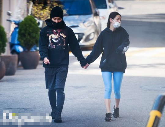 Bigbang太陽與女友閔孝琳漫步玉蘭街道 手挽手浪漫約會【組圖】