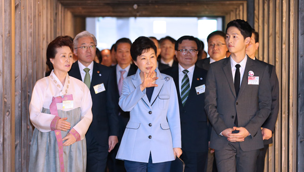 韓國總統出席文化館開館儀式 韓旅游大使宋仲基隨行【組圖】