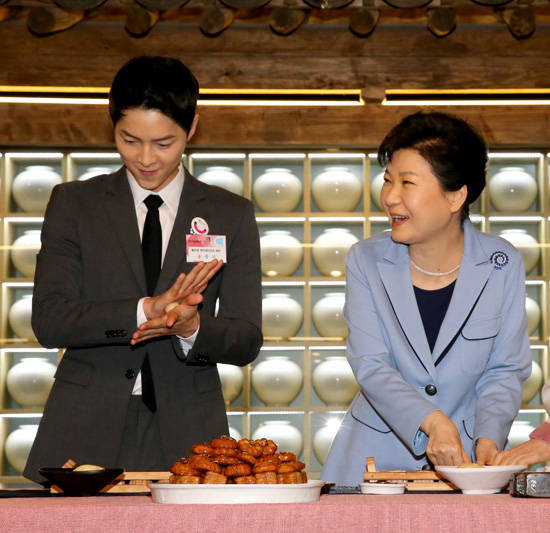 韓國總統出席文化館開館儀式 韓旅游大使宋仲基隨行【組圖】