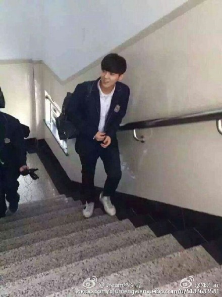 鹿晗《我去上學啦》花絮照曝光 易烊千璽宋慧喬吳亦凡等明星校服照盤點【組圖】