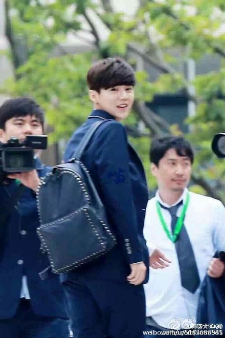 鹿晗《我去上學啦》花絮照曝光 易烊千璽宋慧喬吳亦凡等明星校服照盤點【組圖】