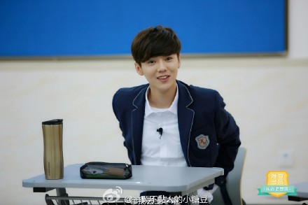 鹿晗《我去上學啦》花絮照曝光 易烊千璽宋慧喬吳亦凡等明星校服照盤點【組圖】