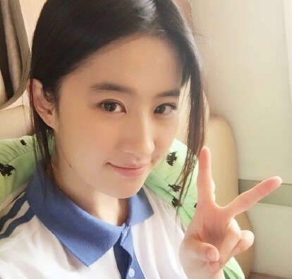 鹿晗《我去上學啦》花絮照曝光 易烊千璽宋慧喬吳亦凡等明星校服照盤點【組圖】