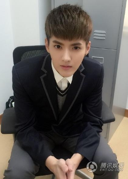 鹿晗《我去上學啦》花絮照曝光 易烊千璽宋慧喬吳亦凡等明星校服照盤點【組圖】