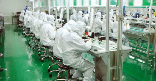 資料圖：富士康公司計劃用機器人替代一部分從事枯燥工作的勞動力，圖為一處富士康車間內景。（圖片源于網絡）