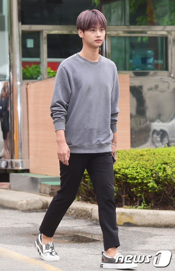 CNBLUE BTOB VIXX等現身上班路 韓國男團人氣大對決【組圖】