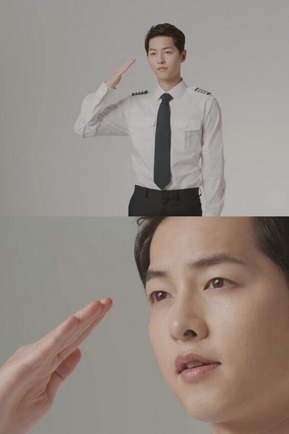 宋仲基上演制服誘惑 變身最帥飛行員拍宣傳寫真【組圖】