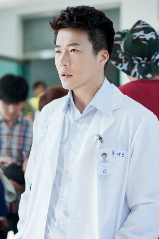 《歡樂頌》王凱領銜宋仲基李鐘碩樸海鎮 韓星演繹醫生角色誰更帥【組圖】