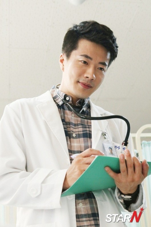 《歡樂頌》王凱領銜宋仲基李鐘碩樸海鎮 韓星演繹醫生角色誰更帥【組圖】