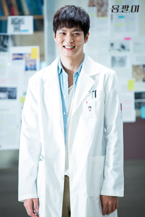 《歡樂頌》王凱領銜宋仲基李鐘碩樸海鎮 韓星演繹醫生角色誰更帥【組圖】