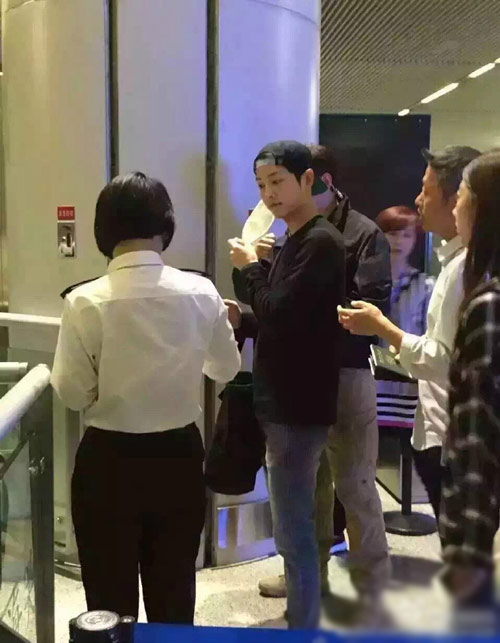 宋仲基錄制《快樂大本營》衣著簡單抵達長沙【組圖】
