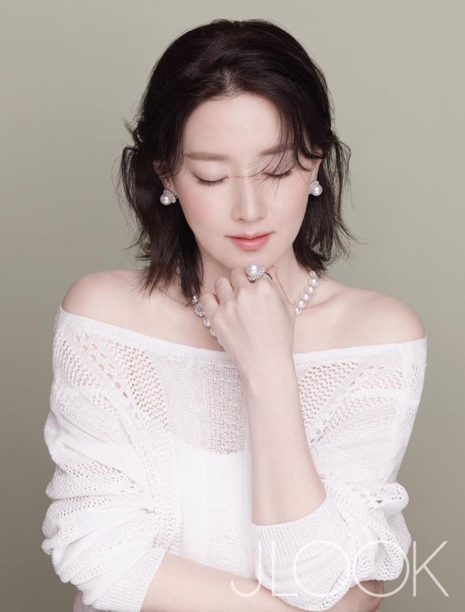 歲月沉淀的美！李英愛珠寶大片展無暇美肌 網友紛紛點贊【組圖】