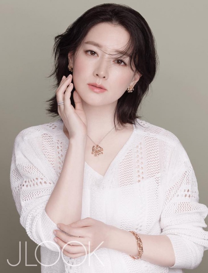 歲月沉淀的美！李英愛珠寶大片展無暇美肌 網友紛紛點贊【組圖】