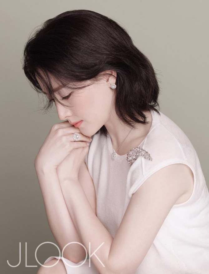 歲月沉淀的美！李英愛珠寶大片展無暇美肌 網友紛紛點贊【組圖】