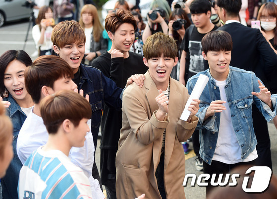 Tiffany霸氣現身“上班路” twice等女團可愛少女風【組圖】