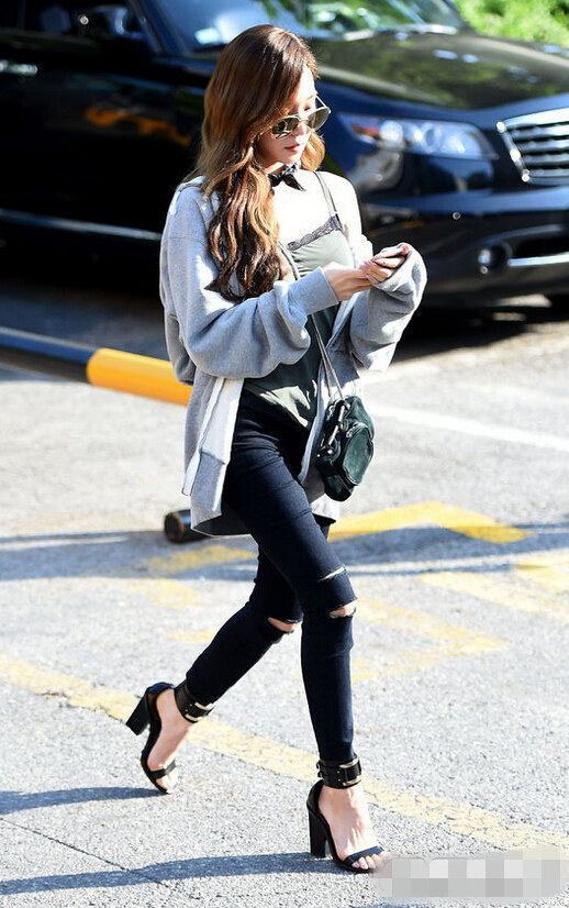 Tiffany霸氣現身“上班路” twice等女團可愛少女風【組圖】