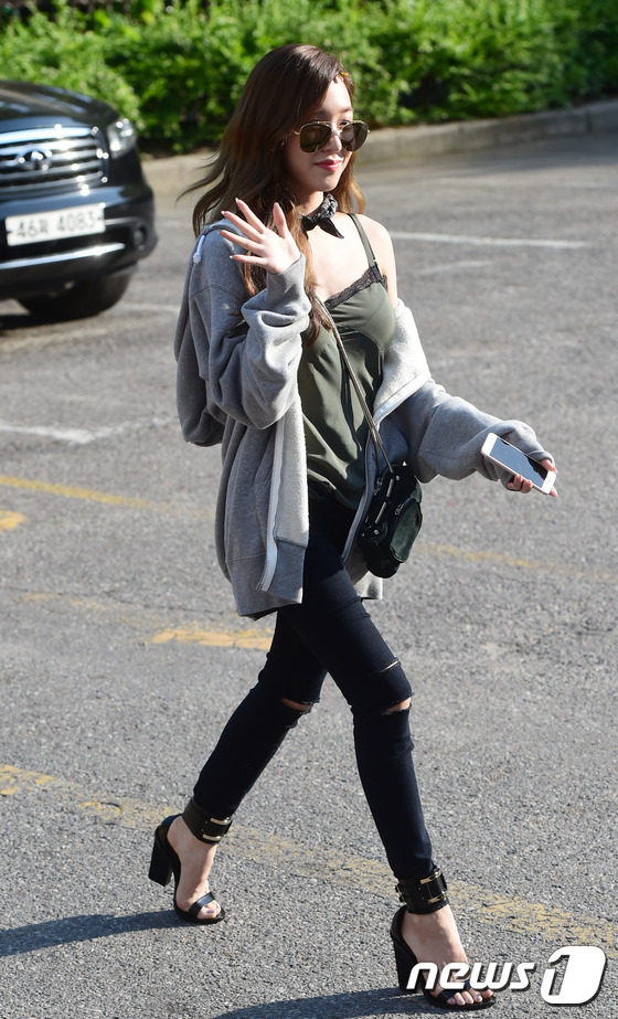 Tiffany霸氣現身“上班路” twice等女團可愛少女風【組圖】