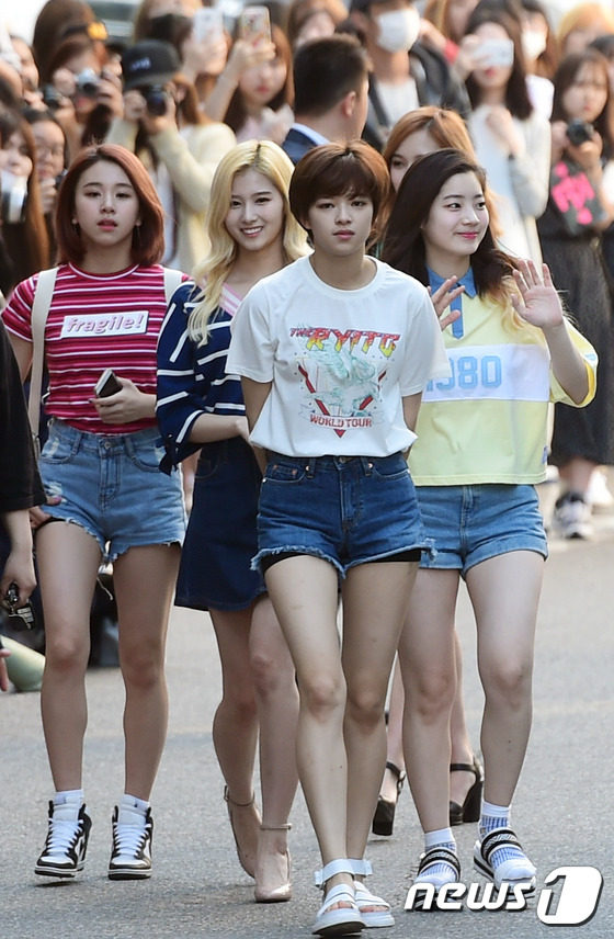 Tiffany霸氣現身“上班路” twice等女團可愛少女風【組圖】