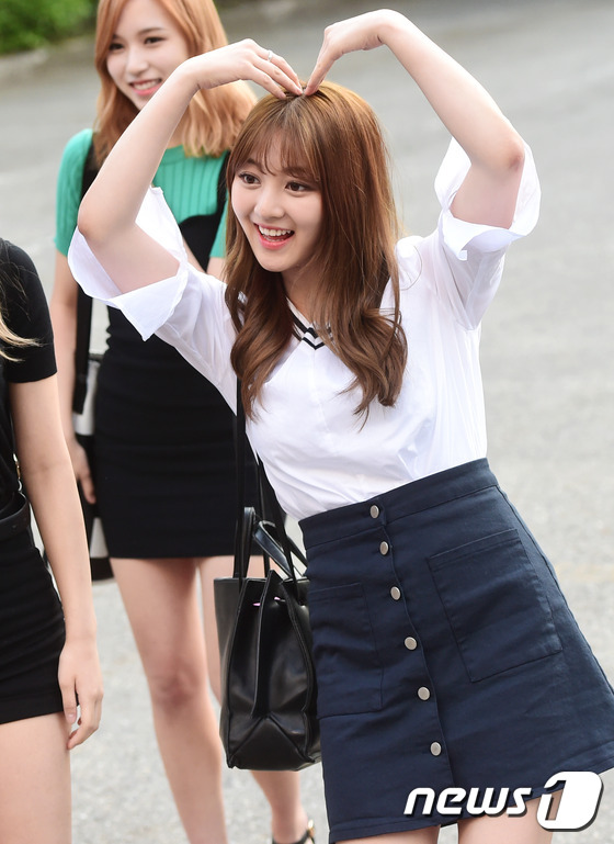 Tiffany霸氣現身“上班路” twice等女團可愛少女風【組圖】