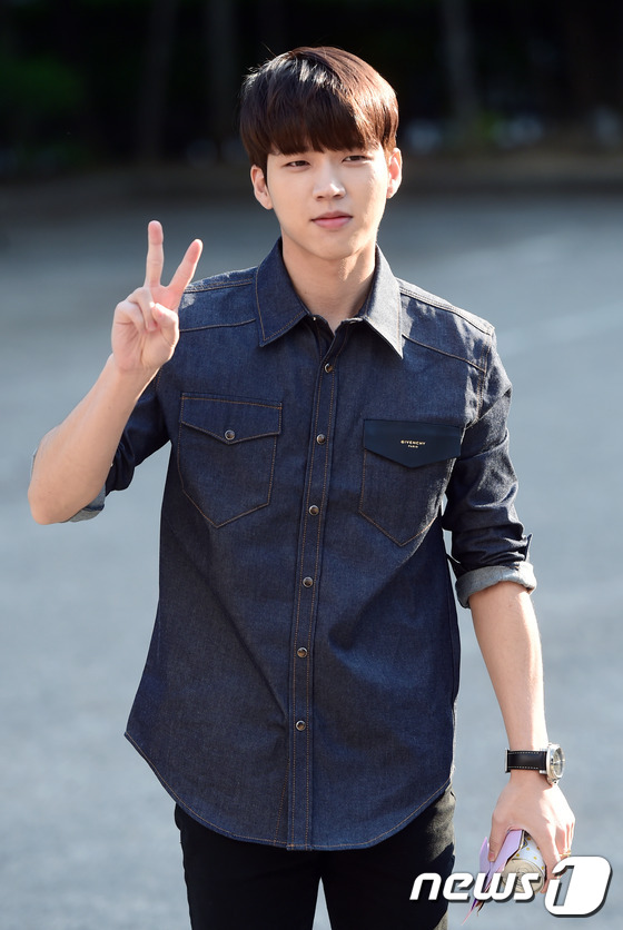 Tiffany霸氣現身“上班路” twice等女團可愛少女風【組圖】