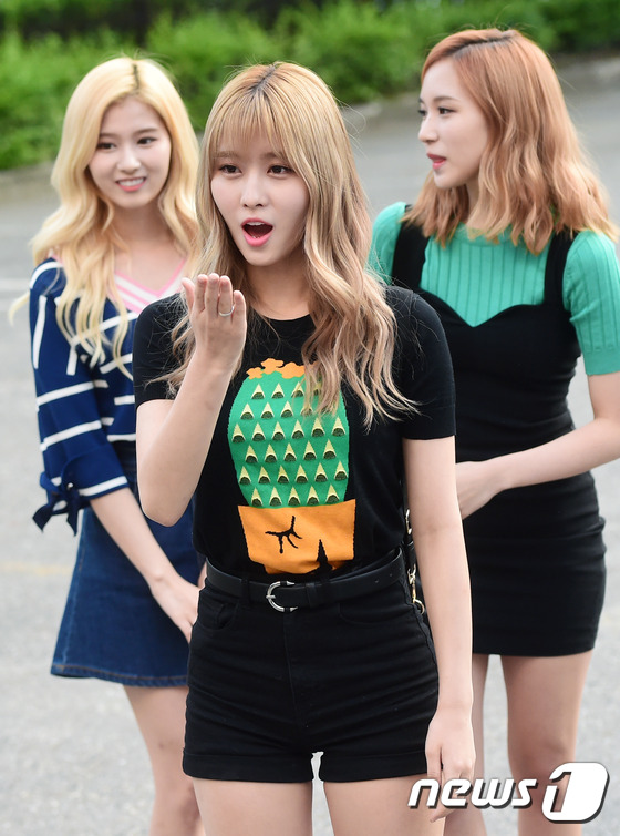 Tiffany霸氣現身“上班路” twice等女團可愛少女風【組圖】