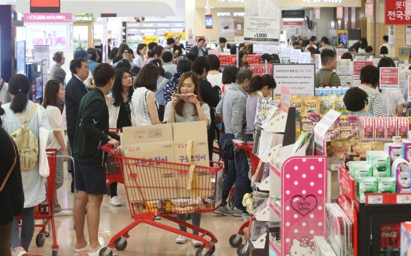 5月2日，首爾一大型超市里擠滿了外國游客。