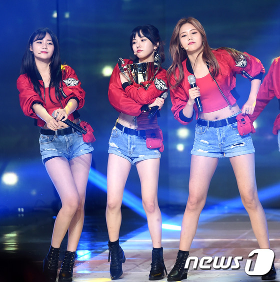 AOA高人氣獲得韓打歌節目冠軍 雪炫秀蠻腰美腿【組圖】