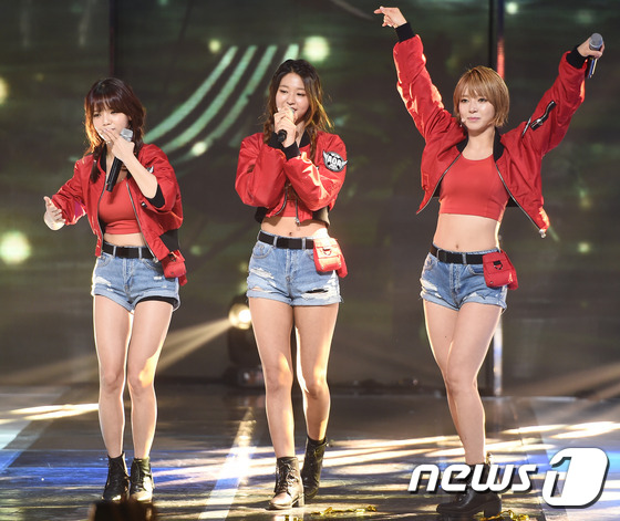 AOA高人氣獲得韓打歌節目冠軍 雪炫秀蠻腰美腿【組圖】