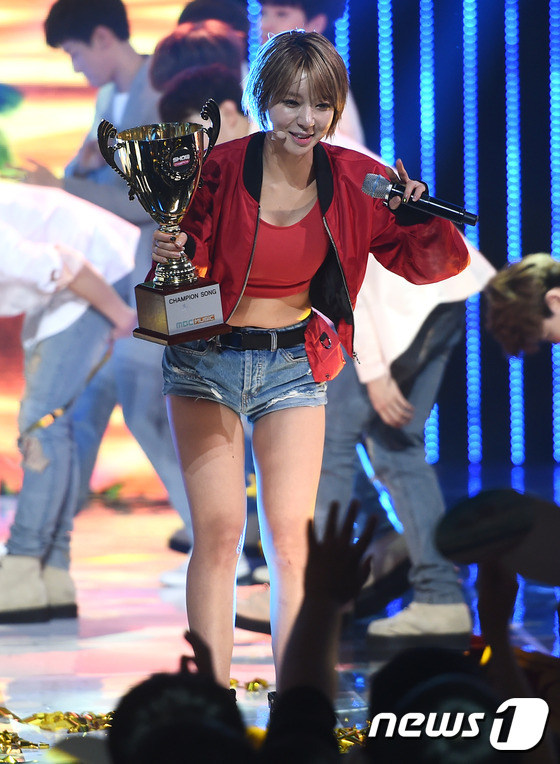 AOA高人氣獲得韓打歌節目冠軍 雪炫秀蠻腰美腿【組圖】