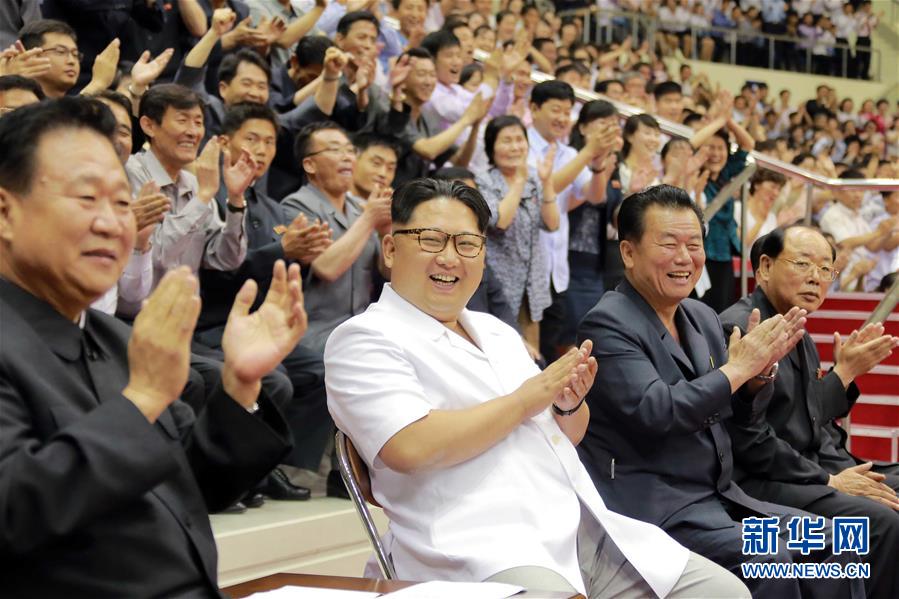朝中社5月30日提供的照片顯示，朝鮮最高領導人金正恩（中）29日在平壤柳京鄭周永體育館觀看來訪的中國國奧男子籃球隊和朝鮮小白水隊之間的友誼賽。 