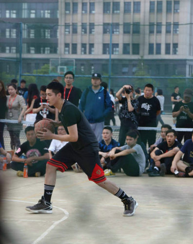 吳亦凡大學校園打籃球 運球上籃姿勢瀟灑帥氣逼人【組圖】