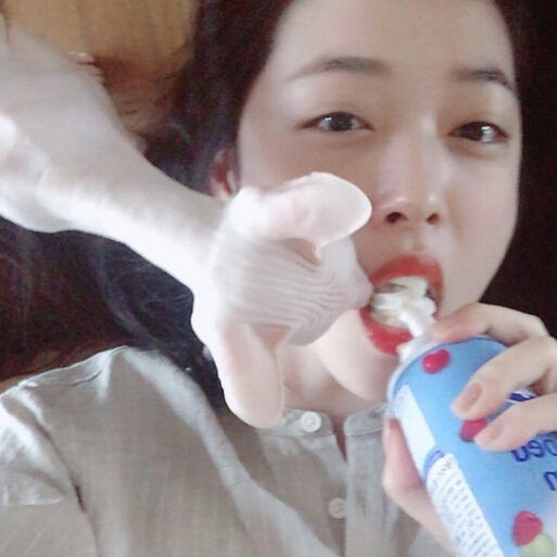 雪莉蕾絲睡衣自拍引熱議 離隊后畫風變性感魅惑【組圖】
