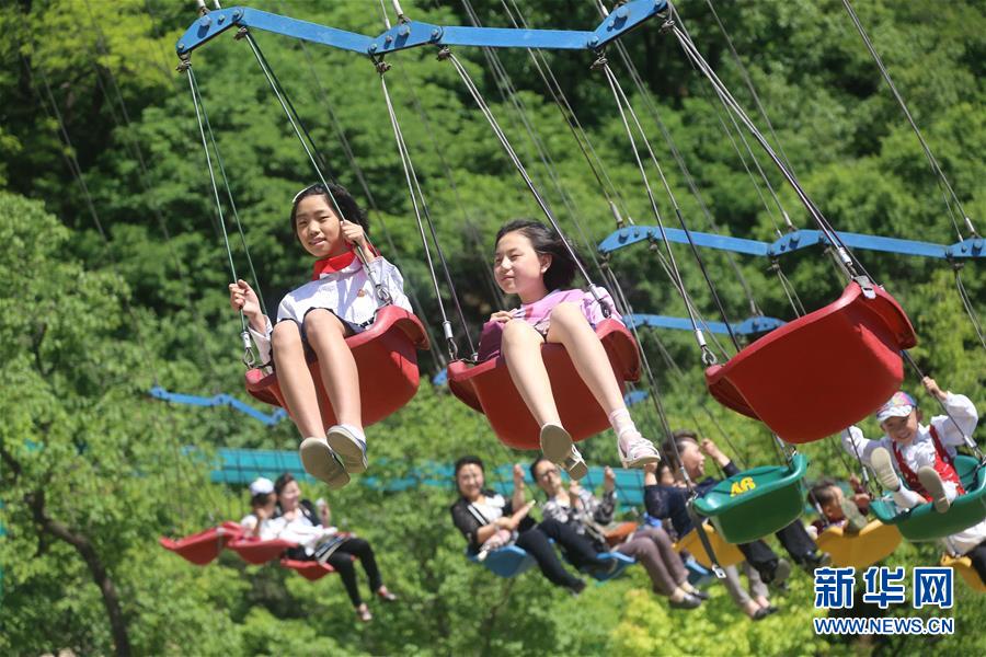  6月1日，在朝鮮平壤大城山游樂園，孩子們體驗游樂項目。