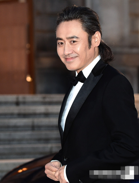 2016百想藝術大賞紅毯照全匯總 宋仲基宋慧喬牽手亮相【組圖】