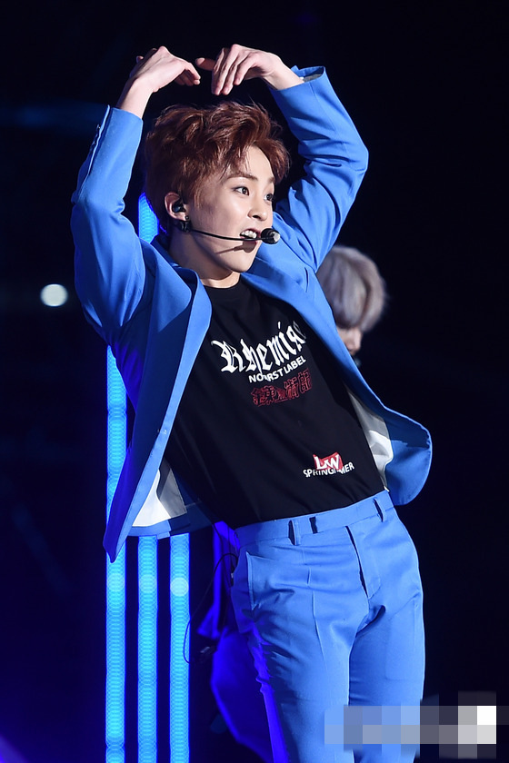 EXO穿藍色西裝登臺獻唱 世勛帥氣xiumin賣萌可愛【組圖】