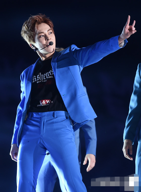 EXO穿藍色西裝登臺獻唱 世勛帥氣xiumin賣萌可愛【組圖】