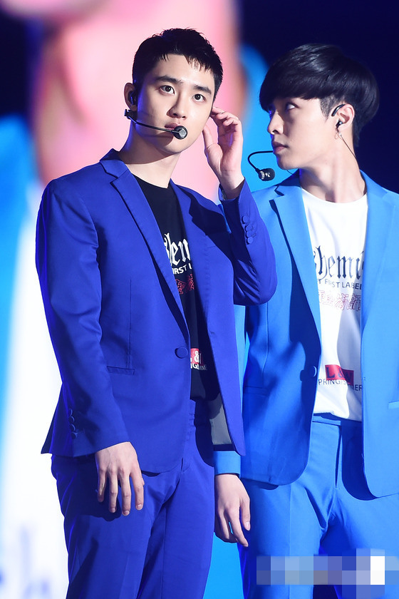 EXO穿藍色西裝登臺獻唱 世勛帥氣xiumin賣萌可愛【組圖】