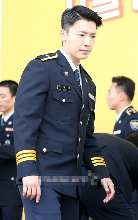 范冰冰女仆裝驚艷 宋仲基樸海鎮金秀賢等男星上演制服誘惑【組圖】