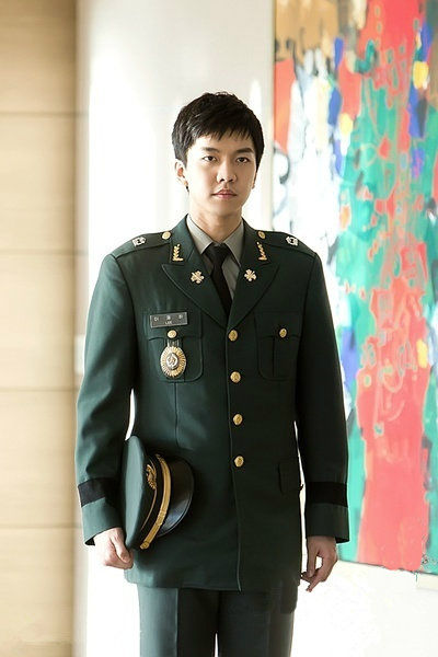 范冰冰女仆裝驚艷 宋仲基樸海鎮金秀賢等男星上演制服誘惑【組圖】