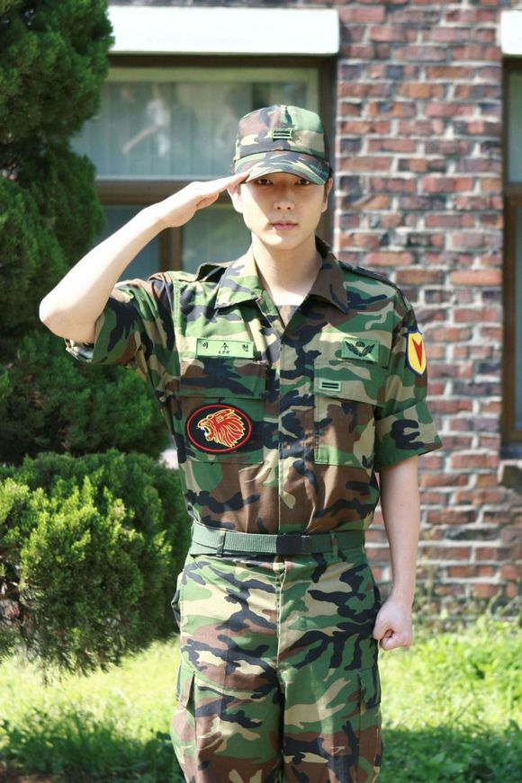 范冰冰女仆裝驚艷 宋仲基樸海鎮金秀賢等男星上演制服誘惑【組圖】