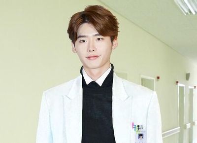 范冰冰女仆裝驚艷 宋仲基樸海鎮金秀賢等男星上演制服誘惑【組圖】