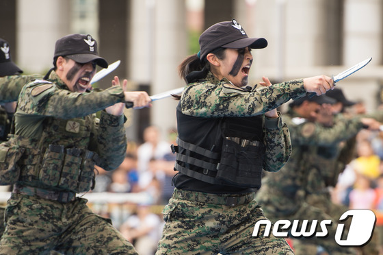 顯忠日追悼先烈 特種兵表演硬功夫霸氣十足【組圖】