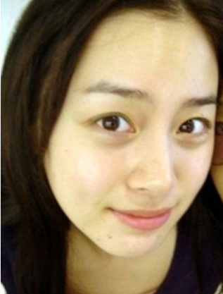 趙薇素顏帶女拍戲引熱議 宋慧喬允兒樸信惠素顏照美膚吸睛【組圖】