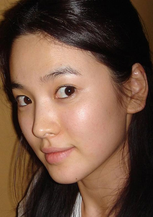 趙薇素顏帶女拍戲引熱議 宋慧喬允兒樸信惠素顏照美膚吸睛【組圖】