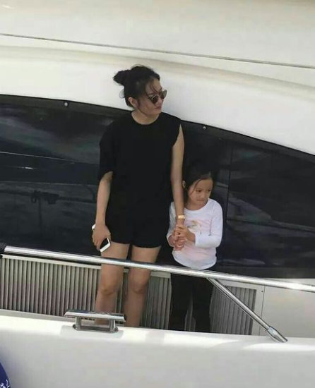 趙薇素顏帶女拍戲引熱議 宋慧喬允兒樸信惠素顏照美膚吸睛【組圖】