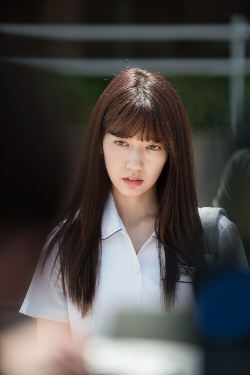 樸信惠《Doctors》校服劇照 叛逆眼神變身不良學生【組圖】