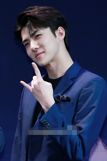 EXO全員出席《EX'ACT》發布會 張藝興呆萌kai粉發吸睛【組圖】